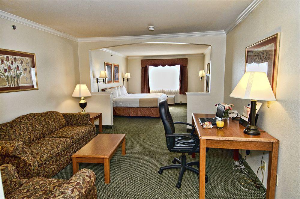 Western Club House & 3*
