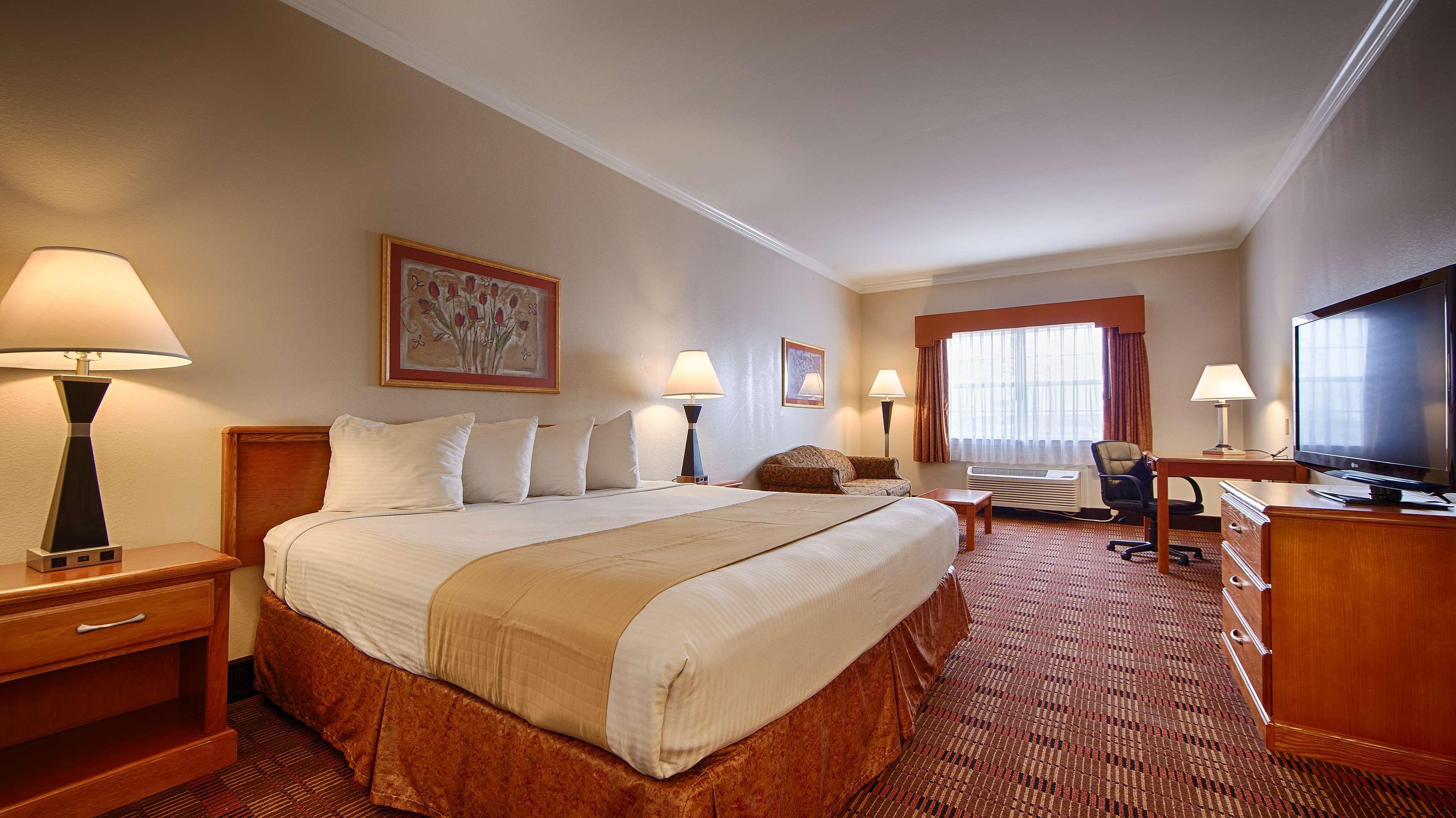 Western Club House & 3*