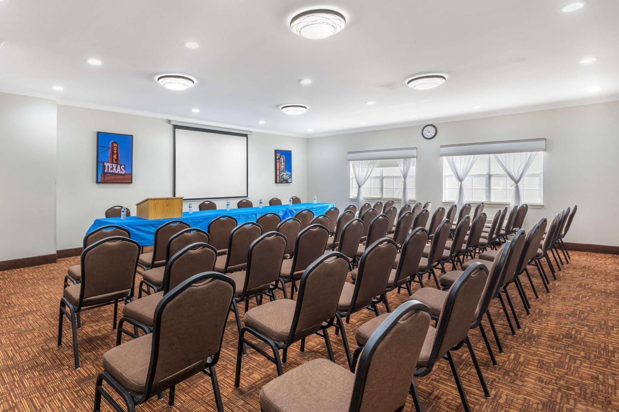 Western Club House & 3*
