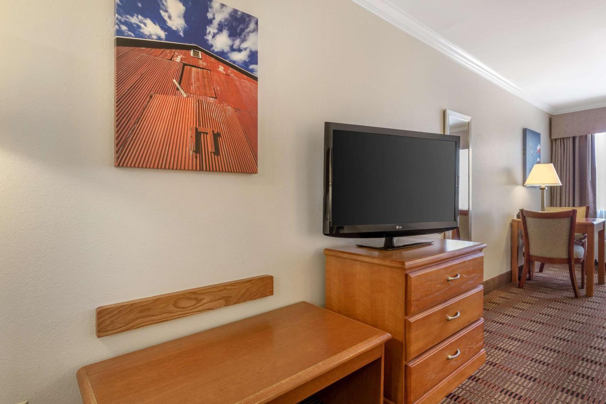 Western Club House & Hotel 3*