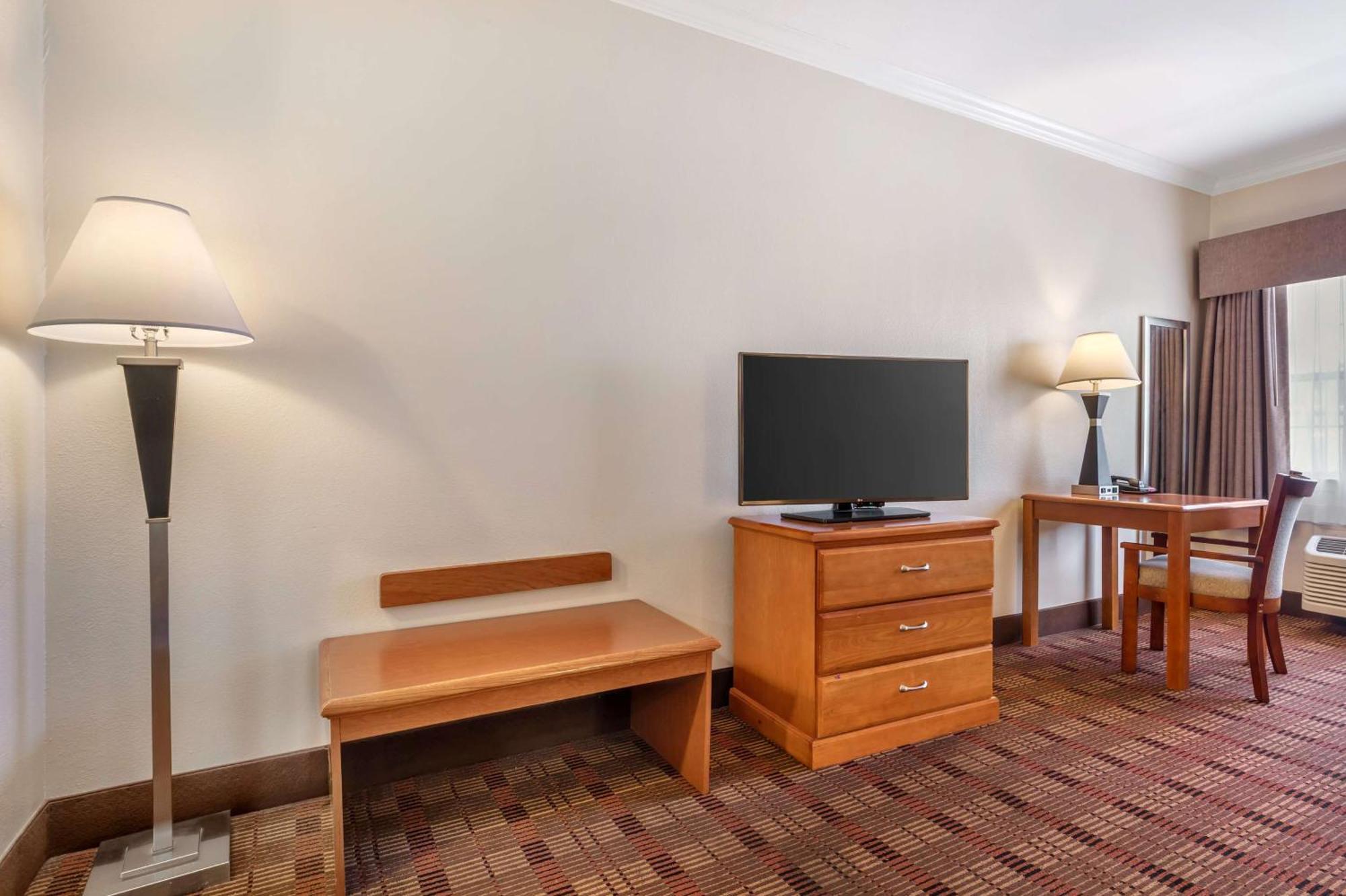 Western Club House & 3*