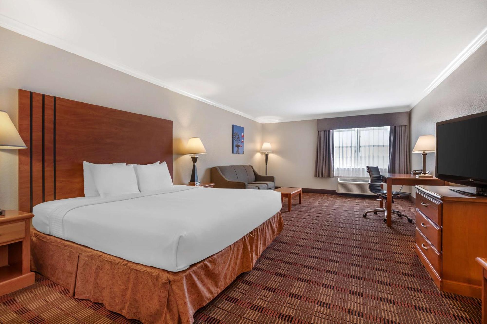 Western Club House & 3*