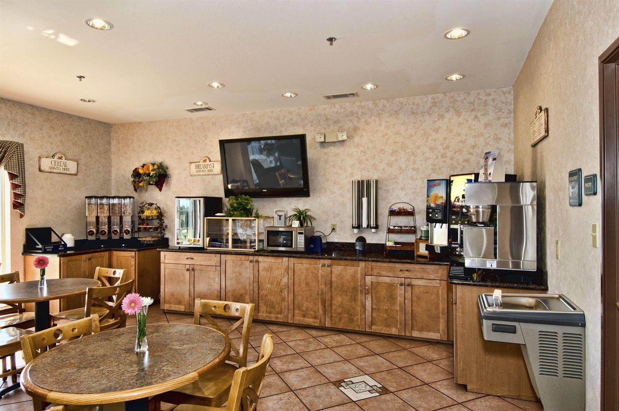 Western Club House & Hotel 3*